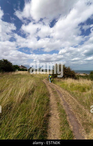 Ein Spaziergang auf dem Saxon Shore Weg zwischen St. Margret Bay und Oldstairs Bay, Kent. Stockfoto