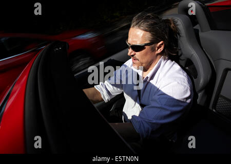 Journalist Robert Crampton Testfahrten der neuen Jaguar F-Type Mietwagen in Hull, East Yorkshire. Stockfoto