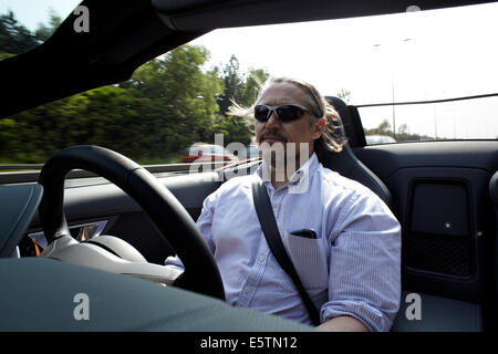 Journalist Robert Crampton Testfahrten der neuen Jaguar F-Type Mietwagen in Hull, East Yorkshire. Stockfoto