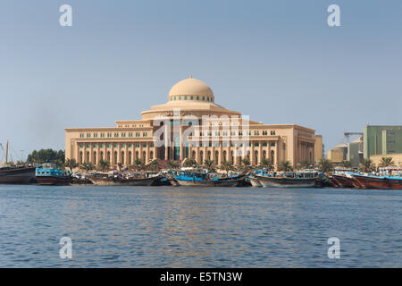 SHARJAH, Vereinigte Arabische Emirate - 29. Oktober 2013: Sharjah Gericht. Haus der Gerechtigkeit In Sharjah Stockfoto