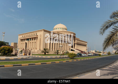 SHARJAH, Vereinigte Arabische Emirate - 29. Oktober 2013: Sharjah Gericht. Haus der Gerechtigkeit In Sharjah Stockfoto