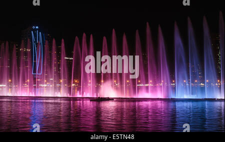 SHARJAH, Vereinigte Arabische Emirate - 29. Oktober 2013: Musikalische Brunnen-Show. Die Sharjah-Brunnen ist einer der größten Brunnen in der Region. Stockfoto