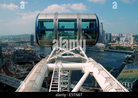 Singapur: Hoch auf den 541' Riesenrad Singapore Flyer ein Passagier Kapsel bietet einen fantastischen Blick auf die Stadt Stockfoto