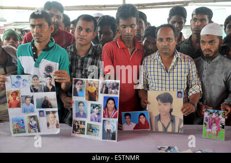 Mawa, Bangladesch. 6. August 2014. Angehörige von Opfern zeigen Fotos ihrer vermissten Angehörigen zwei Tage nach dem Unfall Fähre in Munshiganj Bezirk, etwa 37 km von Hauptstadt Dhaka, Bangladesch, 6. August 2014. Die Zahl der Todesopfer des Montages Fähre Capsizal in Bangladesch zentralen Munshiganj Bezirk bis 11 am Mittwochmorgen gestiegen nach ein weiterer sieben Körper weit weg von der Website, wo das Schiff sank mit rund 250 Passagiere an Bord abgerufen wurden, teilte die Polizei. Bildnachweis: Shariful Islam/Xinhua/Alamy Live-Nachrichten Stockfoto