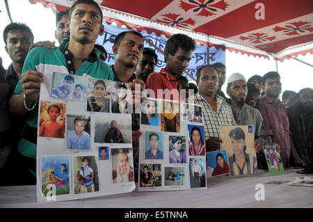 Mawa, Bangladesch. 6. August 2014. Angehörige von Opfern zeigen Fotos ihrer vermissten Angehörigen zwei Tage nach dem Unfall Fähre in Munshiganj Bezirk, etwa 37 km von Hauptstadt Dhaka, Bangladesch, 6. August 2014. Die Zahl der Todesopfer des Montages Fähre Capsizal in Bangladesch zentralen Munshiganj Bezirk bis 11 am Mittwochmorgen gestiegen nach ein weiterer sieben Körper weit weg von der Website, wo das Schiff sank mit rund 250 Passagiere an Bord abgerufen wurden, teilte die Polizei. Bildnachweis: Shariful Islam/Xinhua/Alamy Live-Nachrichten Stockfoto