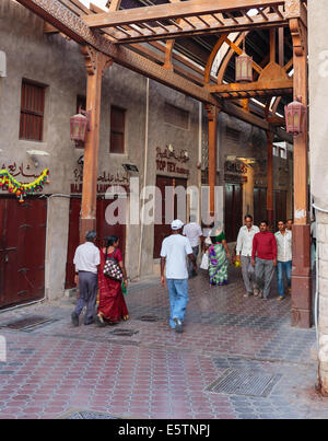 Dubai, Vae - 8. November: Street Market in Dubai Deira am 8. November 2013 in Dubai, UAE. größten Markt in Dubai. Stockfoto