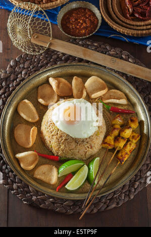 Nasi Goreng. Indonesische Reispfanne mit Satay. Stockfoto