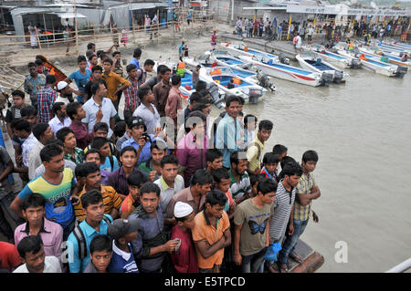 Mawa, Bangladesch. 6. August 2014. Bangladeshi Leute warten auf Leichen der Opfer an der Seite des Flusses Padma zwei Tage nach dem Unfall der Fähre in Munshiganj Bezirk, etwa 37 km von Hauptstadt Dhaka, Bangladesch, 6. August 2014. Die Zahl der Todesopfer des Montages Fähre Capsizal in Bangladesch zentralen Munshiganj Bezirk bis 11 am Mittwochmorgen gestiegen nach ein weiterer sieben Körper weit weg von der Website, wo das Schiff sank mit rund 250 Passagiere an Bord abgerufen wurden, teilte die Polizei. Bildnachweis: Shariful Islam/Xinhua/Alamy Live-Nachrichten Stockfoto