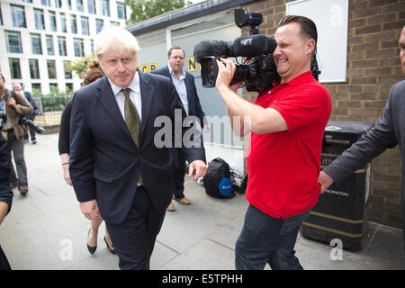Finsbury Square, London, UK. 6. August 2014. Boris Johnson vor den Medien in Finsbury Square, City of London nach der Ankündigung, er plant, bei Parlamentswahlen 2015 stehen europäische Erklärung bei Bloomberg, London, UK-Kredit zu verzichten: Jeff Gilbert/Alamy Live News Stockfoto