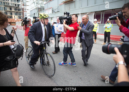 Finsbury Square, London, UK. 6. August 2014. Boris Johnson vor den Medien in Finsbury Square, City of London nach der Ankündigung, er plant, bei Parlamentswahlen 2015 stehen europäische Erklärung bei Bloomberg, London, UK-Kredit zu verzichten: Jeff Gilbert/Alamy Live News Stockfoto