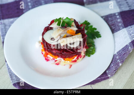 Russische traditionelle Salat mit Hering und gekochtes Gemüse Stockfoto