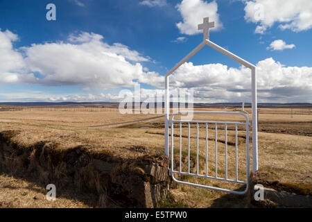 Tor in der Úthlíðarkirkja Kirche und Aussicht über Thingvellir National Park auf der Golden Circle Route in Island Stockfoto