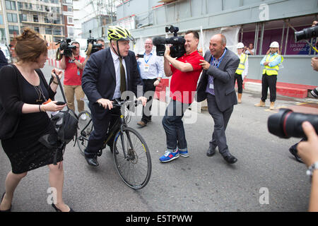 Finsbury Square, London, UK. 6. August 2014. Boris Johnson vor den Medien in Finsbury Square, City of London nach der Ankündigung, er plant, bei Parlamentswahlen 2015 stehen europäische Erklärung bei Bloomberg, London, UK-Kredit zu verzichten: Jeff Gilbert/Alamy Live News Stockfoto
