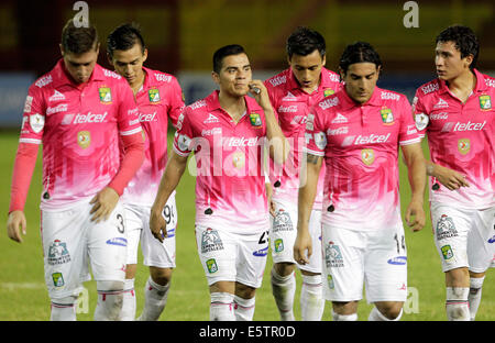 (140806)--SAN SALVADOR, 6. August 2014 (Xinhua)--Spieler von Mexiko Leon reagieren nach dem Spiel von der CONCACAF Champions League gegen El Salvador Isidro Metapan, im Cuscatlan-Stadion in San Salvador, Hauptstadt von El Salvador, am 5. August 2014 statt. (Xinhua/Oscar Rivera) (rt) Stockfoto