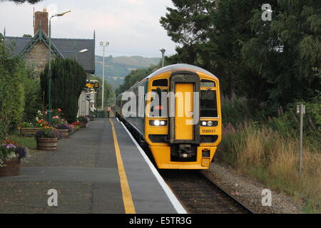 Caersws Bahnhof mit cambrian Küste Zug ankommen Stockfoto