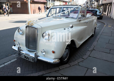 Alten weißen Rolls-Royce Hochzeit Auto Blumen schön Stockfoto