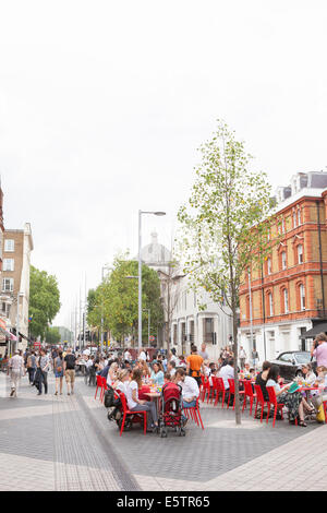 Exhibition Road mit Straßencafés und Restaurants, London, UK Stockfoto