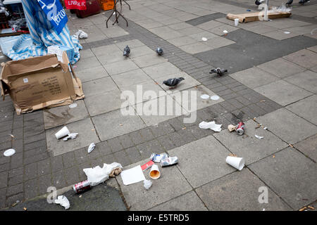 Müll Müll auf Gehweg Bürgersteig Tauben Stockfoto