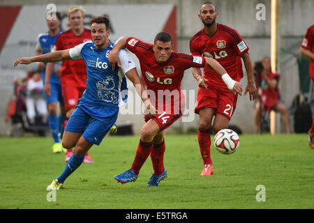 Wuppertaler Davide Leikauf (L) und Leverkusens Kyriakos Papadopoulos (C) in Aktion während der Fußball-Testspiel zwischen dem Wuppertaler SV und Bayer Leverkusen im Stadion am Zoo in Wuppertal, Deutschland, 5. August 2014. Foto: Matthias Balk/dpa Stockfoto