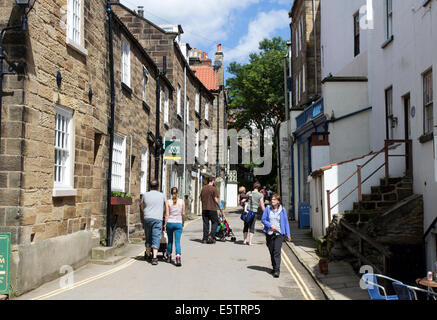 Straßenszene mit Haus zu verkaufen melden Sie sich an Robin Hoods Bay, North Yorkshire England UK Stockfoto