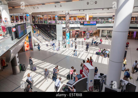 Abflughalle am Gatwick South Terminal. Stockfoto