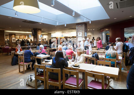 Restaurantbereich in Flughafen-Abflug-Lounge. Stockfoto