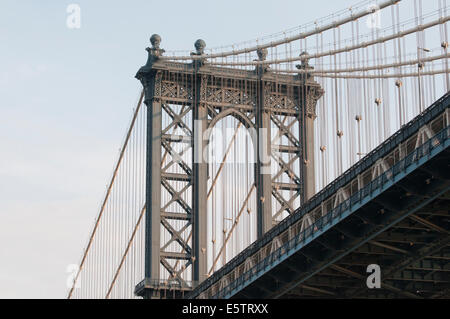 Die Manhattan Bridge überspannt den East River zwischen Manhattan und Brooklyn. Es öffnete am 31. Dezember 1909. Stockfoto