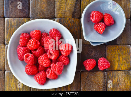 Frische Himbeeren in Keramikschalen Stockfoto