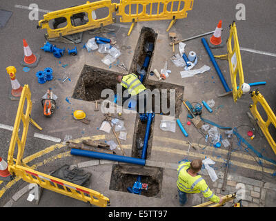 UK Baustellen Reparatur und Ersatz von unterirdischen Wasserleitungen Rohrleitungen durch Fremdfirmen - Amey Stockfoto