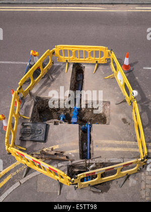 UK Baustellen Reparatur und Ersatz von unterirdischen Wasserleitungen Rohrleitungen durch Fremdfirmen - Amey Stockfoto