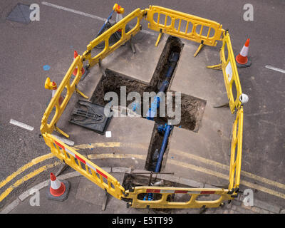 UK Baustellen Reparatur und Ersatz von unterirdischen Wasserleitungen Rohrleitungen durch Fremdfirmen - Amey Stockfoto