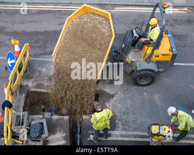 UK Baustellen Reparatur und Ersatz von unterirdischen Wasserleitungen Rohrleitungen durch Fremdfirmen - Amey Stockfoto