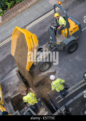 UK Baustellen Reparatur und Ersatz von unterirdischen Wasserleitungen Rohrleitungen durch Fremdfirmen - Amey Stockfoto