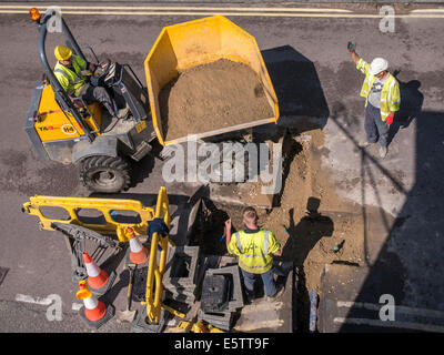 UK Baustellen Reparatur und Ersatz von unterirdischen Wasserleitungen Rohrleitungen durch Fremdfirmen - Amey Stockfoto