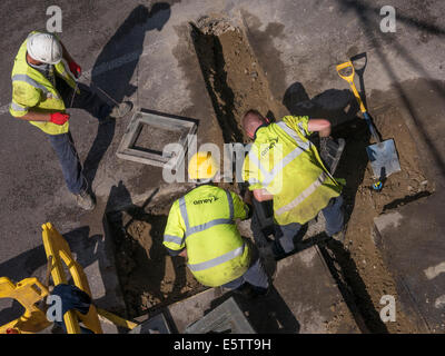 UK-Baustellen-Reparatur und Ersatz von unterirdischen Wasserleitungen Rohrleitungen durch Fremdfirmen - Amey mail@davidlevenson.com Stockfoto