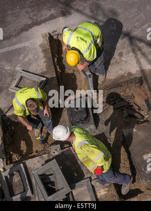 UK Baustellen Reparatur und Ersatz von unterirdischen Wasserleitungen Rohrleitungen durch Fremdfirmen - Amey Stockfoto