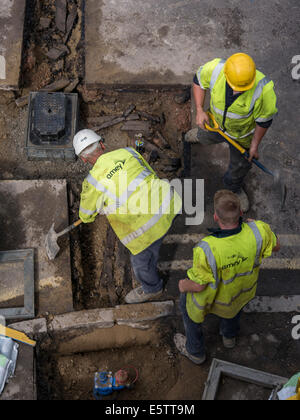 UK Baustellen Reparatur und Ersatz von unterirdischen Wasserleitungen Rohrleitungen durch Fremdfirmen - Amey Stockfoto