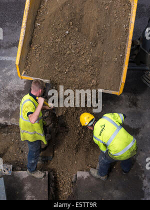 UK Baustellen Reparatur und Ersatz von unterirdischen Wasserleitungen Rohrleitungen durch Fremdfirmen - Amey Stockfoto