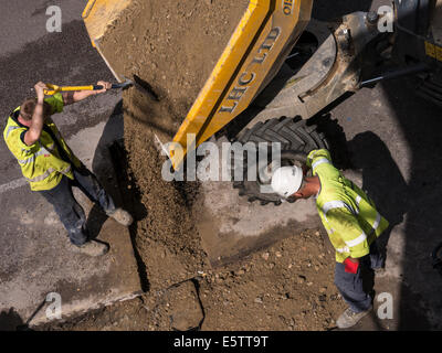 UK Baustellen Reparatur und Ersatz von unterirdischen Wasserleitungen Rohrleitungen durch Fremdfirmen - Amey Stockfoto