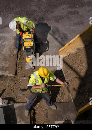 UK Baustellen Reparatur und Ersatz von unterirdischen Wasserleitungen Rohrleitungen durch Fremdfirmen - Amey Stockfoto