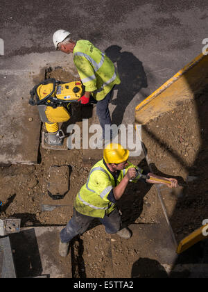 UK Baustellen Reparatur und Ersatz von unterirdischen Wasserleitungen Rohrleitungen durch Fremdfirmen - Amey Stockfoto