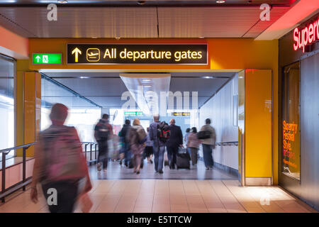 Passagiere zu Fuß zum Gatwick-Abflug-Gates. Stockfoto