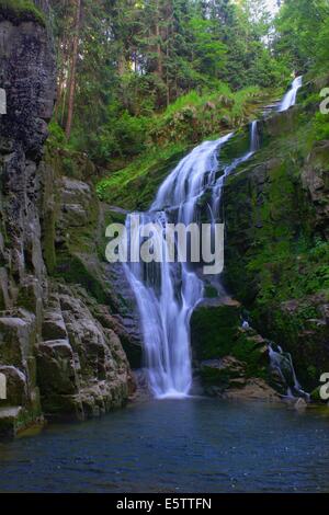 Berg-Wasserfall Stockfoto