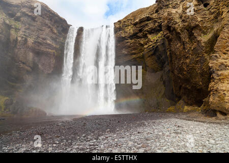 Skogafoss Wasserfall mit Regenbogen, Südisland Stockfoto