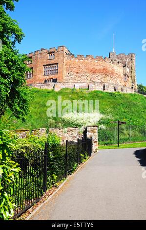 Blick auf die normannische Burg gesehen aus dem Schlossgarten, Tamworth, Staffordshire, England, Vereinigtes Königreich, West-Europa. Stockfoto