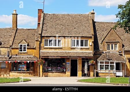 Souvenirläden entlang der Hauptstraße im Zentrum des Dorfes, Broadway, Cotswolds, Worcestershire, England, UK, Europa. Stockfoto