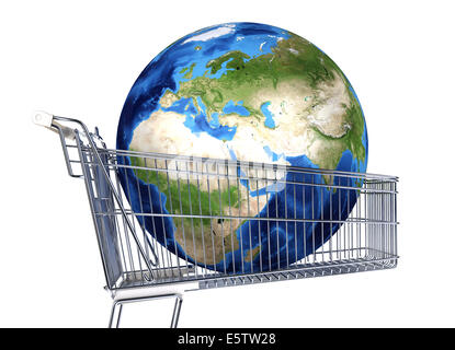 Planetenerde in Einkaufswagen. Afrika, Europa und Asien sehen. Auf weißem Hintergrund. Clipping-Pfad enthalten. Stockfoto
