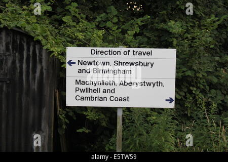 Caersws Bahnhof mit einer Richtung der Reisen Zeichen Stockfoto