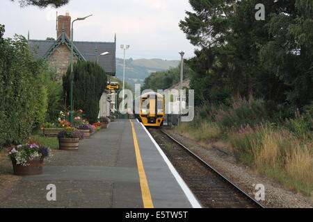 Caersws Bahnhof mit der Kambrischen Küste Zug Stockfoto