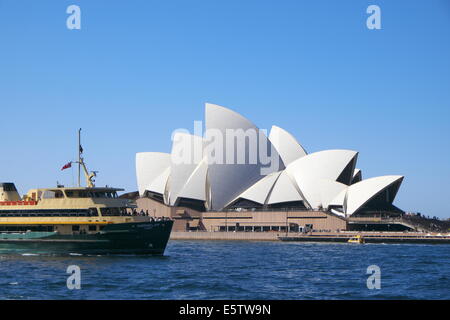 Sydney-Fähre geht das Opernhaus auf seinem Ansatz auf circular Quay Fähre Terminus, Sydney, Australien Stockfoto